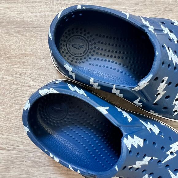 Native Miles Print Shoes Boys Size 6 Frontier Blue Shell White Lightning Slip On - Picture 7 of 9